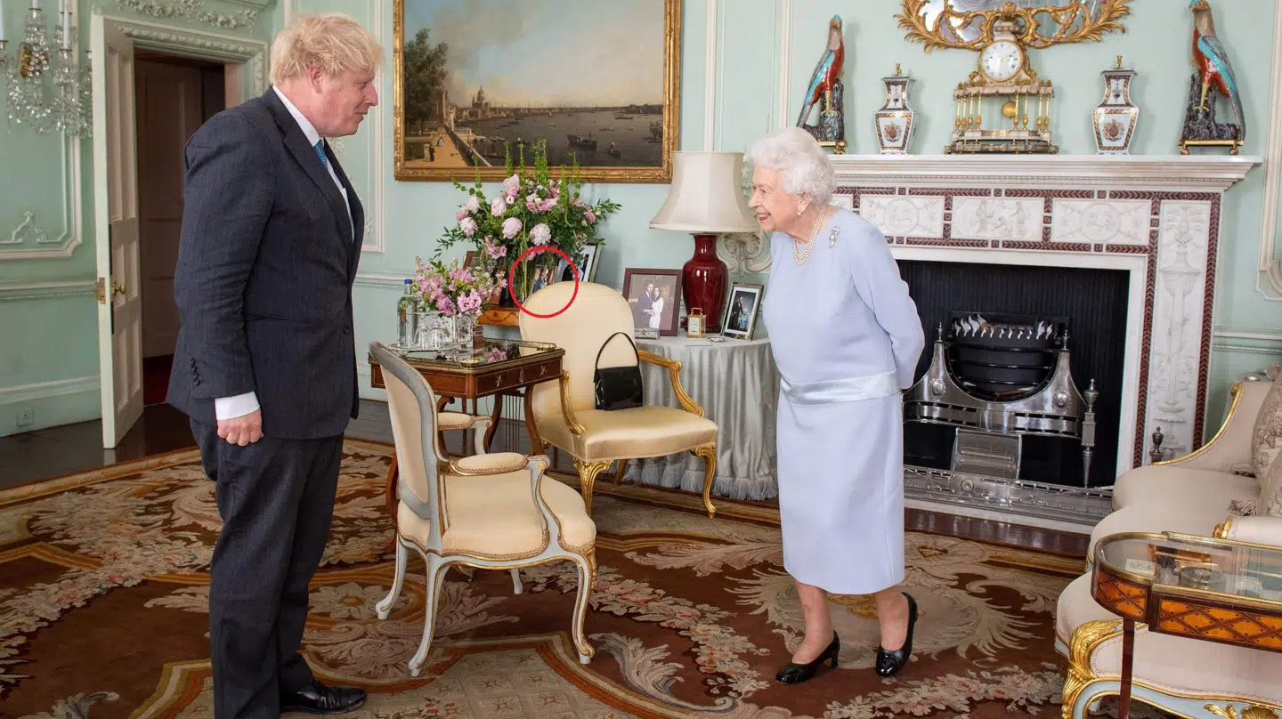 Da dronning Elizabeth fik besøg af Storbritanniens premierminister Boris Johnson på Buckingham Palace 23. juni 2021, bed mange mærke i en særlig detalje på dronningens bord.