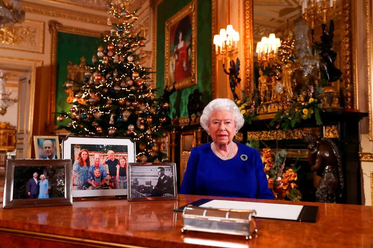 Til dronning Elizabeths juletale 25. december 2019 vakte det opsigt, da prins Harry og Meghan Markle ikke var at finde blandt billederne af de royale familiemedlemmer på bordet. Måneden efter forlod hertugparret det britiske kongehus.