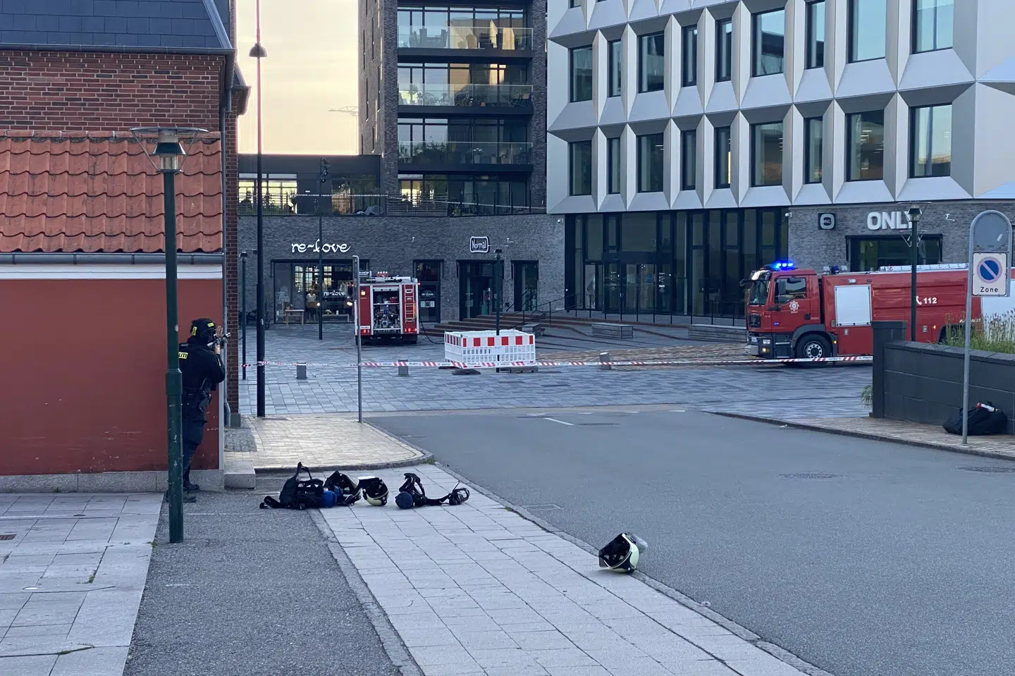 Politiet er til stede foran Middelfart Rådhus fredag morgen. En mand er brudt ind på rådhuset og har affyret fyrværkeri. Øxenholt Foto/Ritzau Scanpix