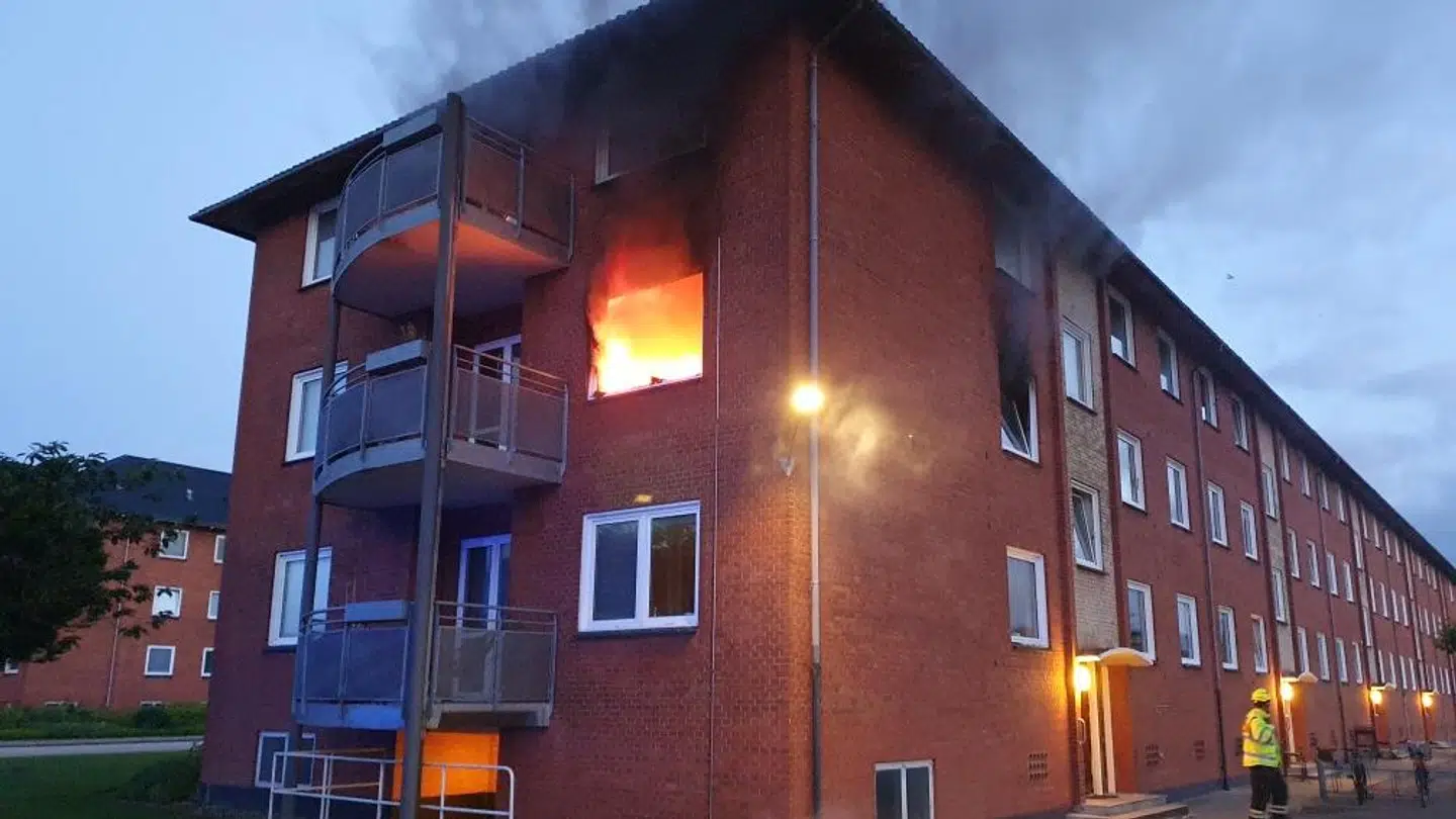 15 personer blev evakueret, mens slukningsarbejdet stod på.