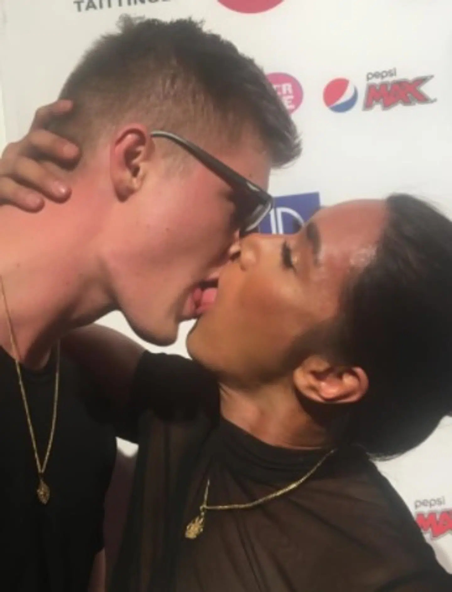 'Ex on the Beach'-deltageren Asbjørn Nielsen blev mandag PCR-testet positiv for corona. Til onsdagens Reality Awards delte ham og Sy Lee mundvand ud på aftenen.