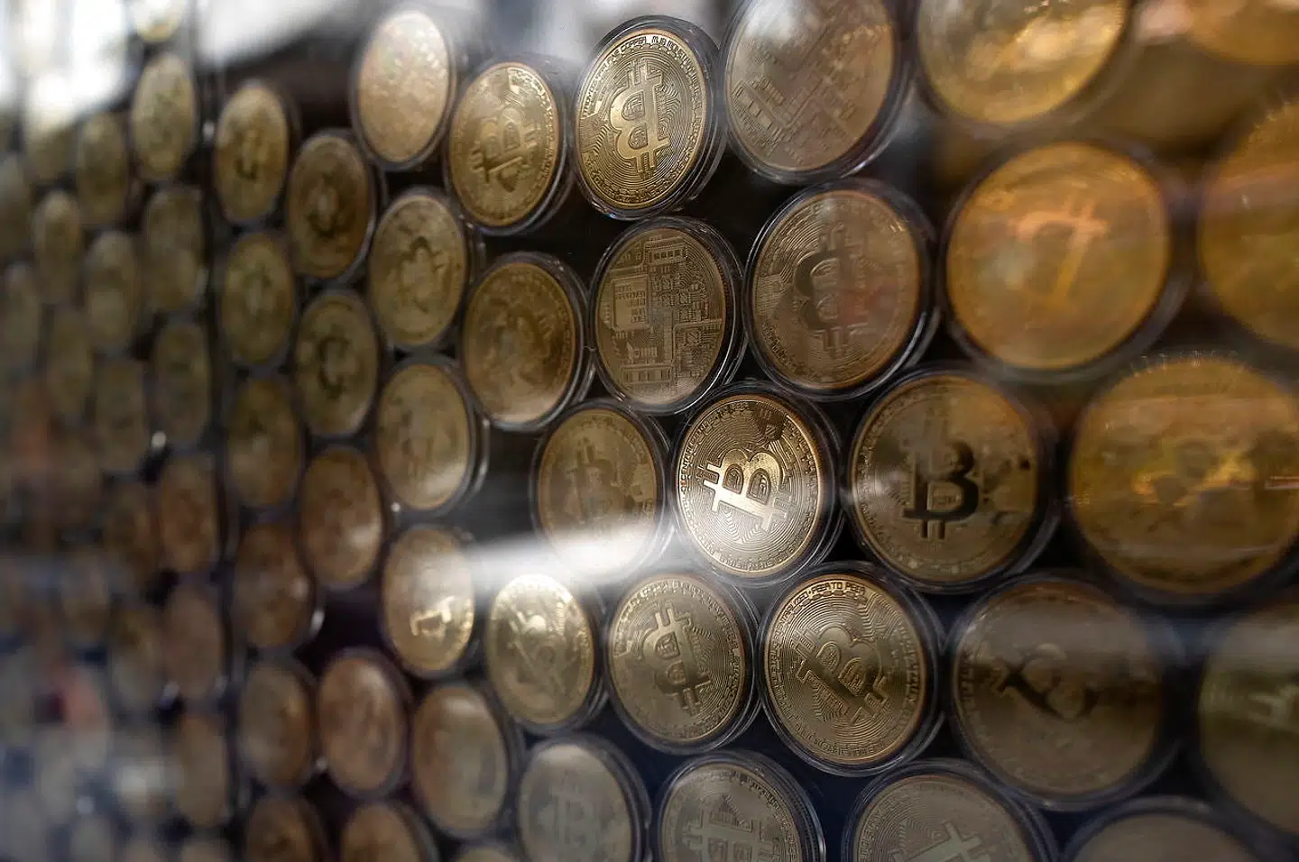 Bitcoin udstillet i et valutavekselkontor i Istanbul, Tyrkiet.