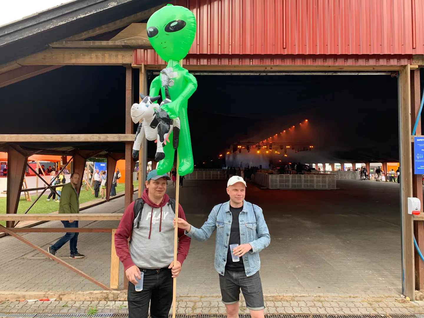 Martin og Christian med deres berømte 'Alien og ko'.