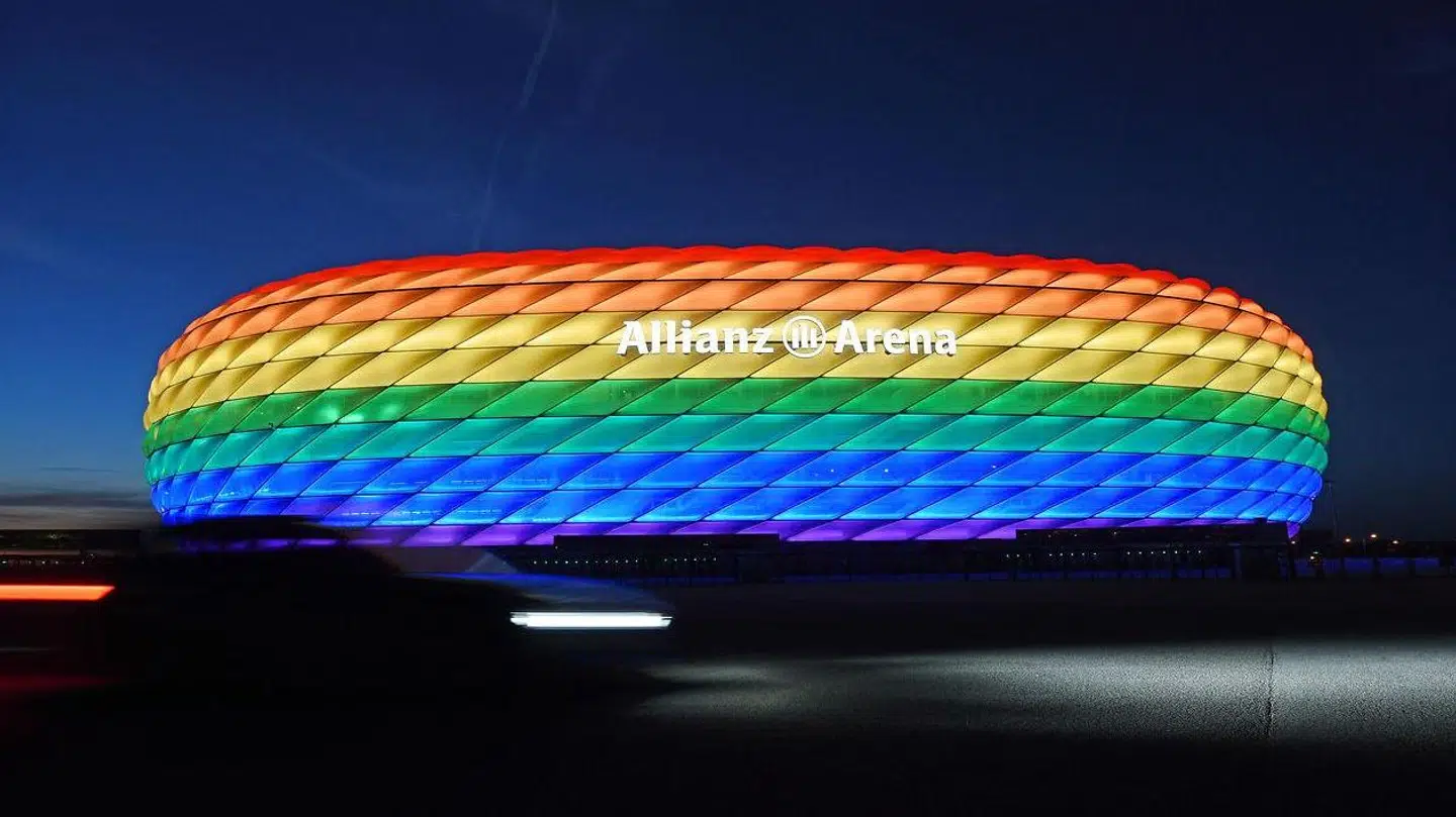 Sådan var det meningen, Allianz Arena i München skulle se ud onsdag aften. Men UEFA har sagt nej.