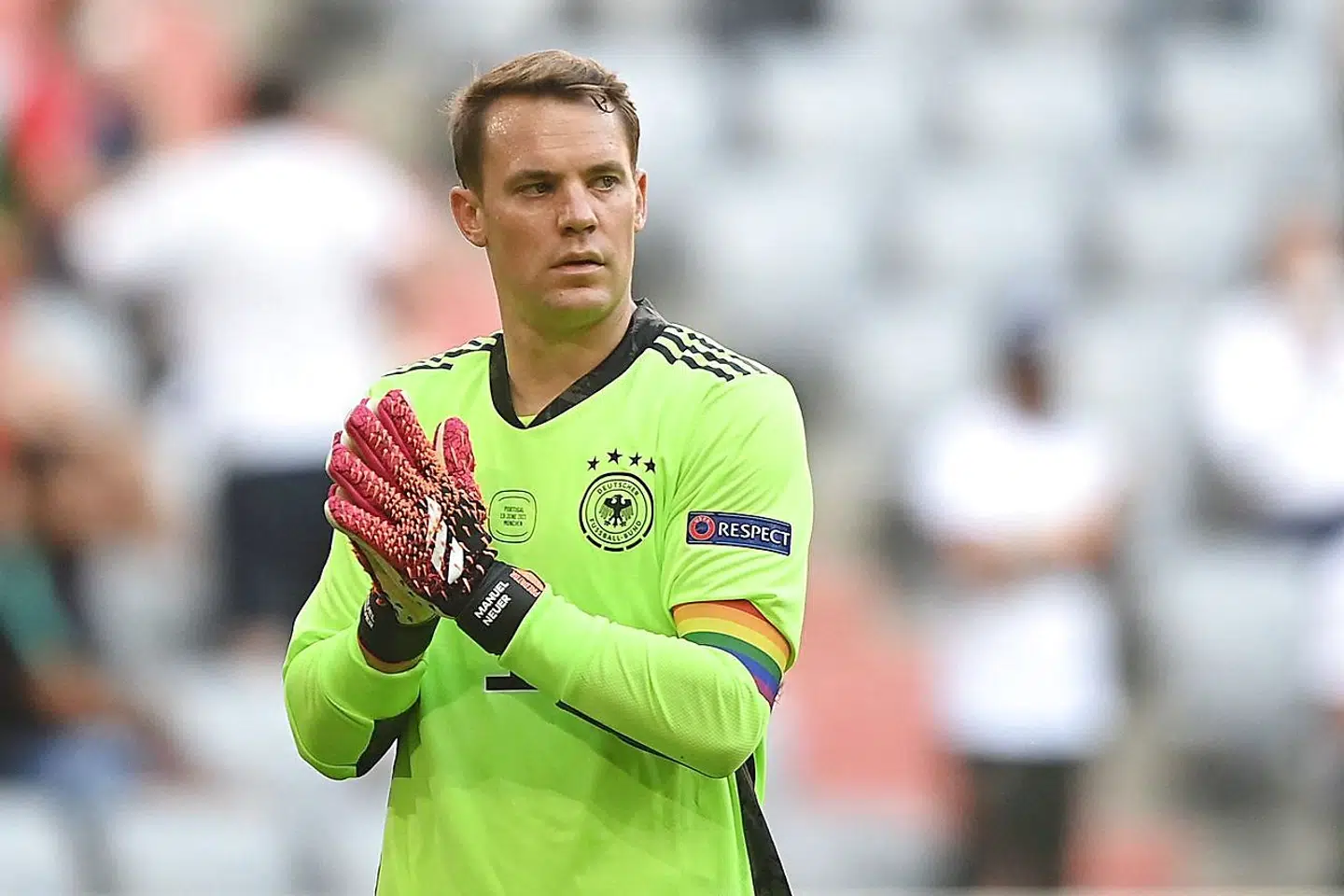 Tysklands landsholdsmålmand Manuel Neuer bar et regnbuefarvet anførerbind i Tysklands kamp mod Portugal på Allianz Arena i München, 19. juni 2021.