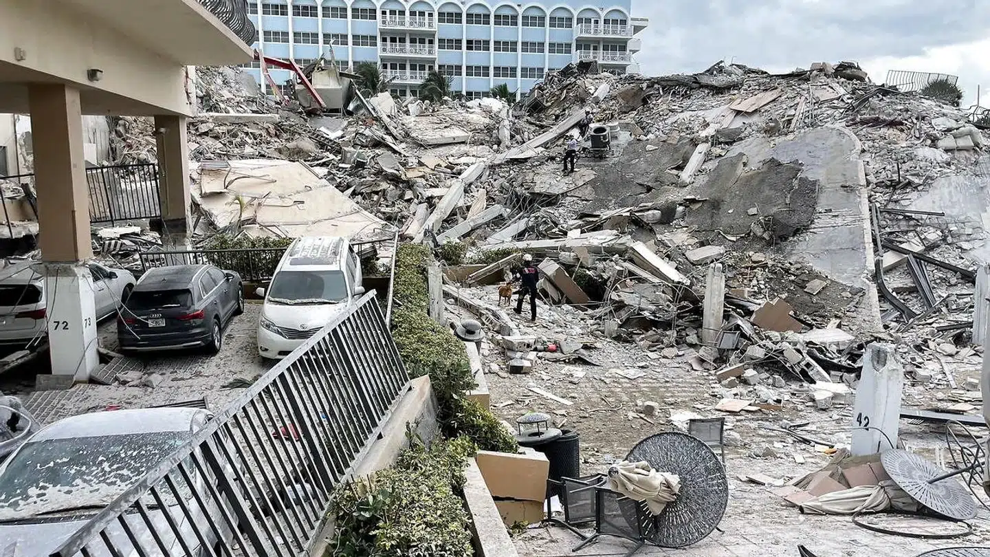 En person har indtil videre mistet livet.