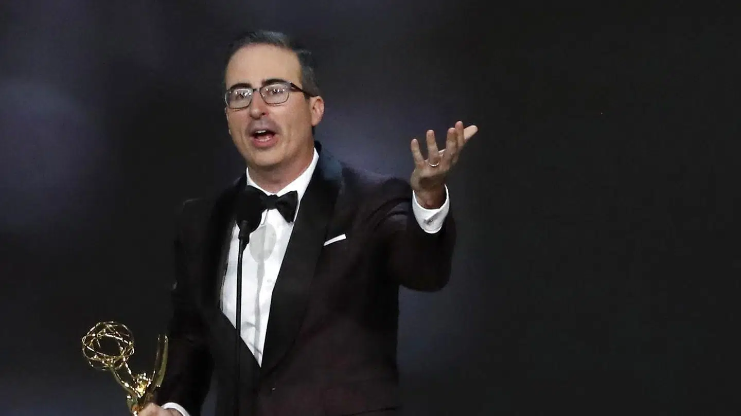 John Oliver er vært på showet 'Last Week Tonight with John Oliver', som har sikret ham flere Emmy-awards. Som her i 2018 for Outstanding Variety Talk series.