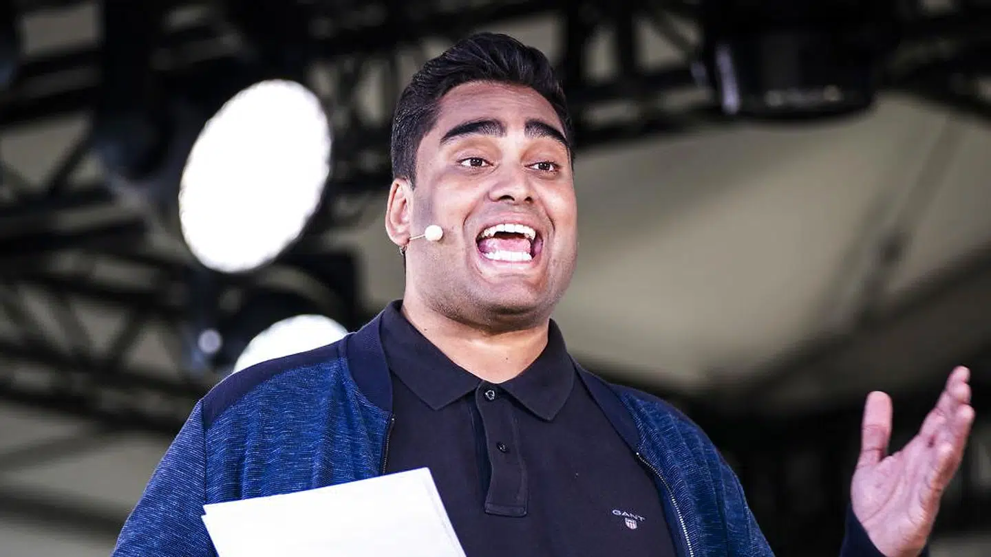 Politisk leder for Frie Grønne Sikandar Siddique har forholdt sig tavs om sin politiske rådgiver, Rune Langhoff, der angivelig blottede sine ædlere dele overfor adskillige personer på Folkemødet. Herunder flere journalister og folkevalgte.