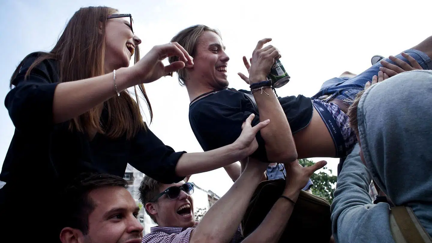 Feststemte unge, alkohol og høj musik giver en del klager i disse dage. Billedet er hentet fra arkivet og altså fra en verden før corona. (Arkivfoto)