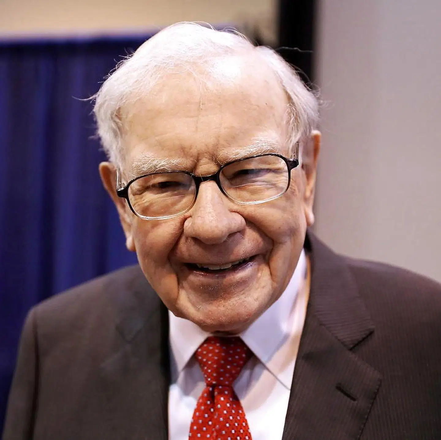 Warren Buffett har i årevis været fortaler for at ændre det system, som altså har betydet, at han har kunnet betale minimale beløb i indkomstskat. Hvilket han har udnyttet.