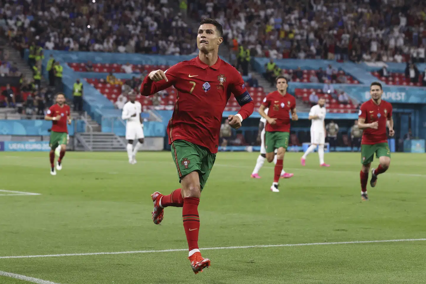 Cristiano Ronaldo er efter sine to mål i onsdagens kamp mod Frankrig nu kun ét mål fra at slå mændenes internationale scoringsrekord. Bernadett Szabo/Ritzau Scanpix