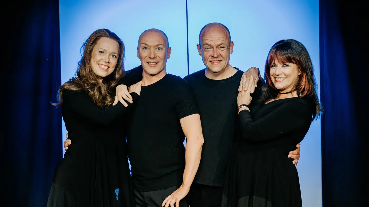 På billedet ses de medvirkende i Rødvig Revy 2021. Længst til højre står Kirsten Siggard (Foto: Rødvig Revy)