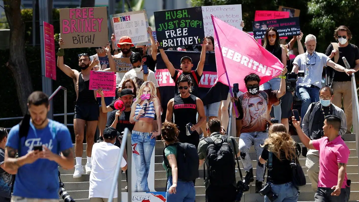 Britney-fans demonsterer foran retsbygningen i Los Angeles. De kræver, at værgemålet over den 39-årige Britney Spears, som faderen har, skal ophøre.