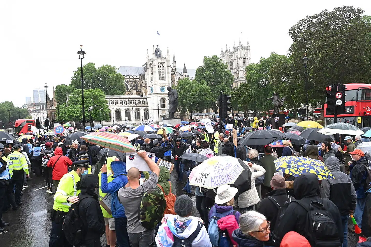 Englændere demonstrerer mod, at nedlukningen nu forlænges i fire uger, efter Delta-varianten har gjort sit indtog i England.