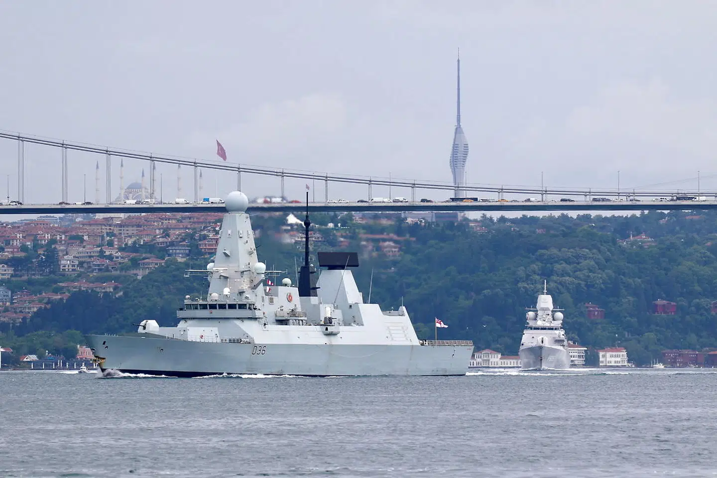 Den britiske destroyer 'HMS Defender' satte for en måneds tid siden kursen mod Sortehavet fra sin tidligere position i Stillehavet og sejlede 14. juni gennem Bosporusstrædet i Istanbul.