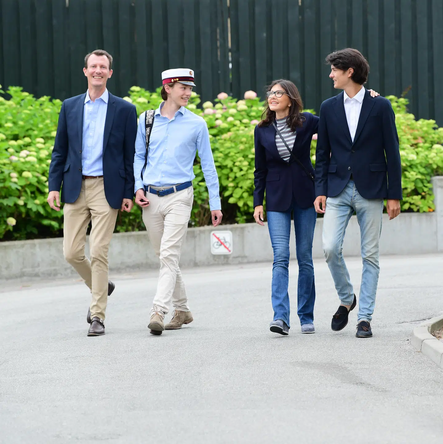 Både mor, far og brormand er mødt op for at fejre prinsens studentereksamen.