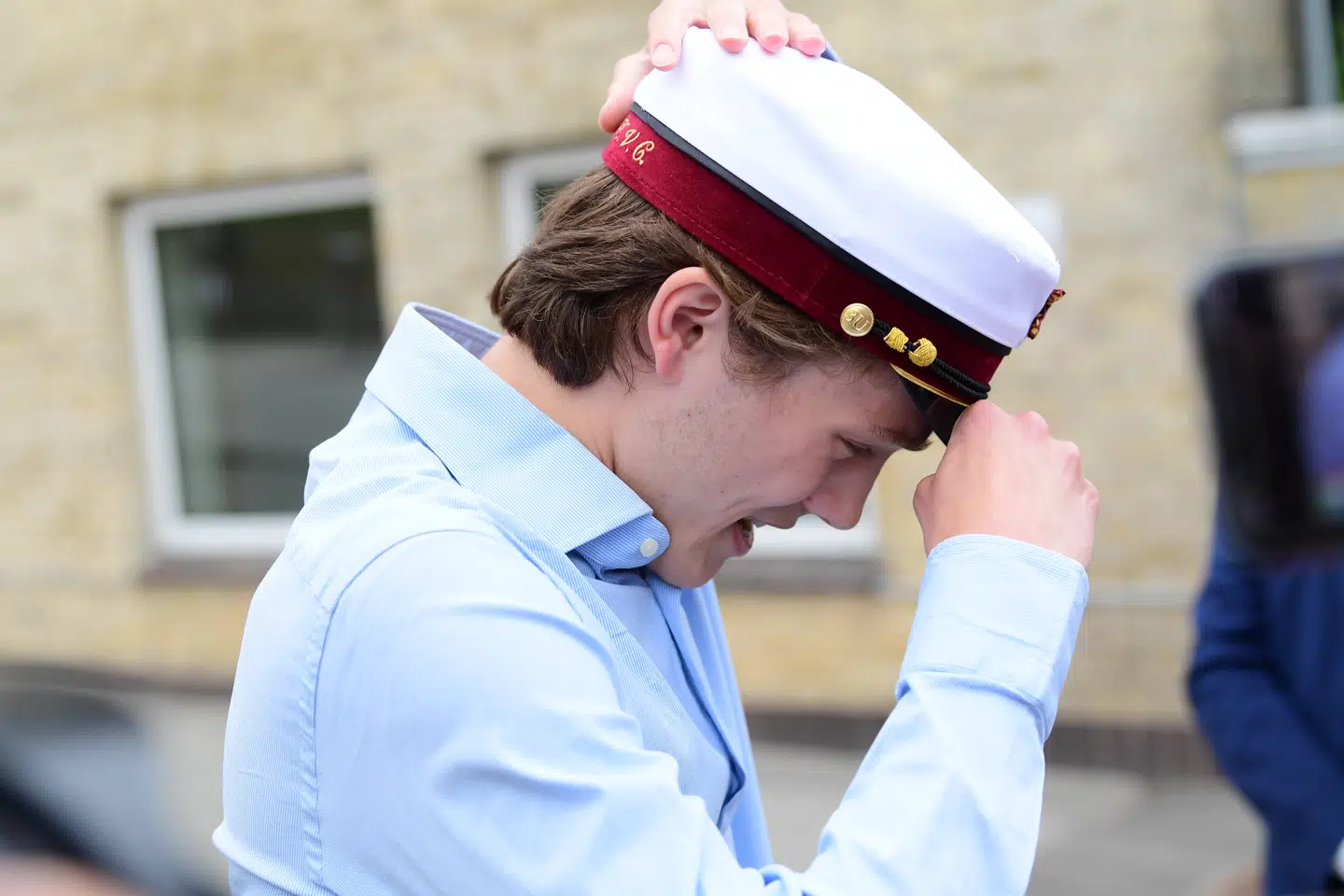 Bag på prinsens hue står der: Felix H. V. C. som står for Henrik Valdemar Christian.