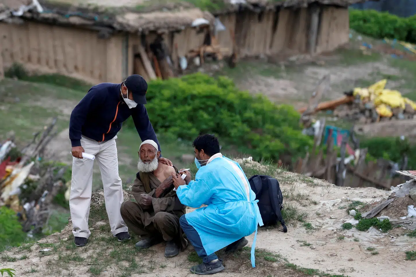 En hyrde i indiske Kashmir vaccineres mod covid-19. Nu giver en ny variant, Delta plus, panderynker i landet. Danish Ismail/Reuters