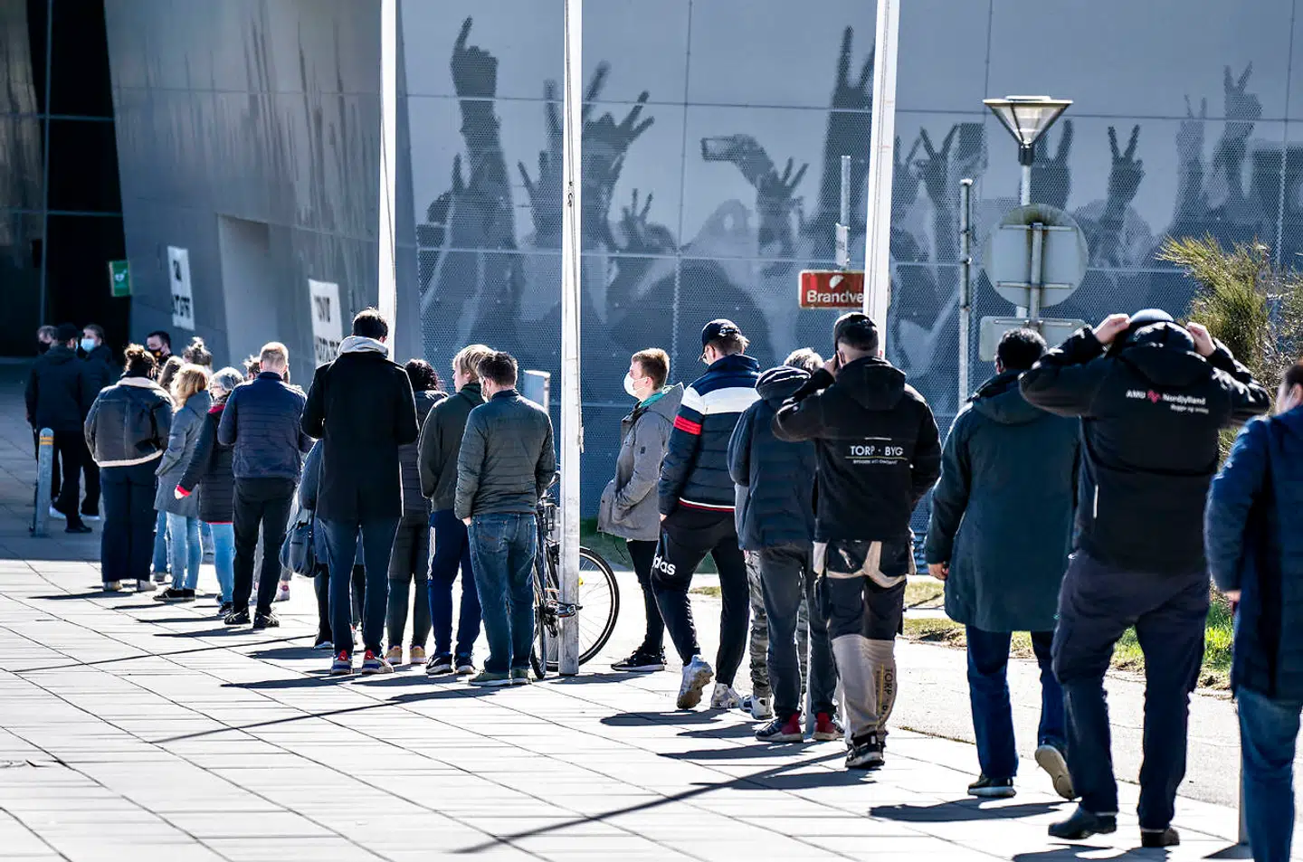 Lang kø ved Falcks lyntest, hurtigtest center i Gigantium i Aalborg Øst, tirsdag den 6. april 2021.