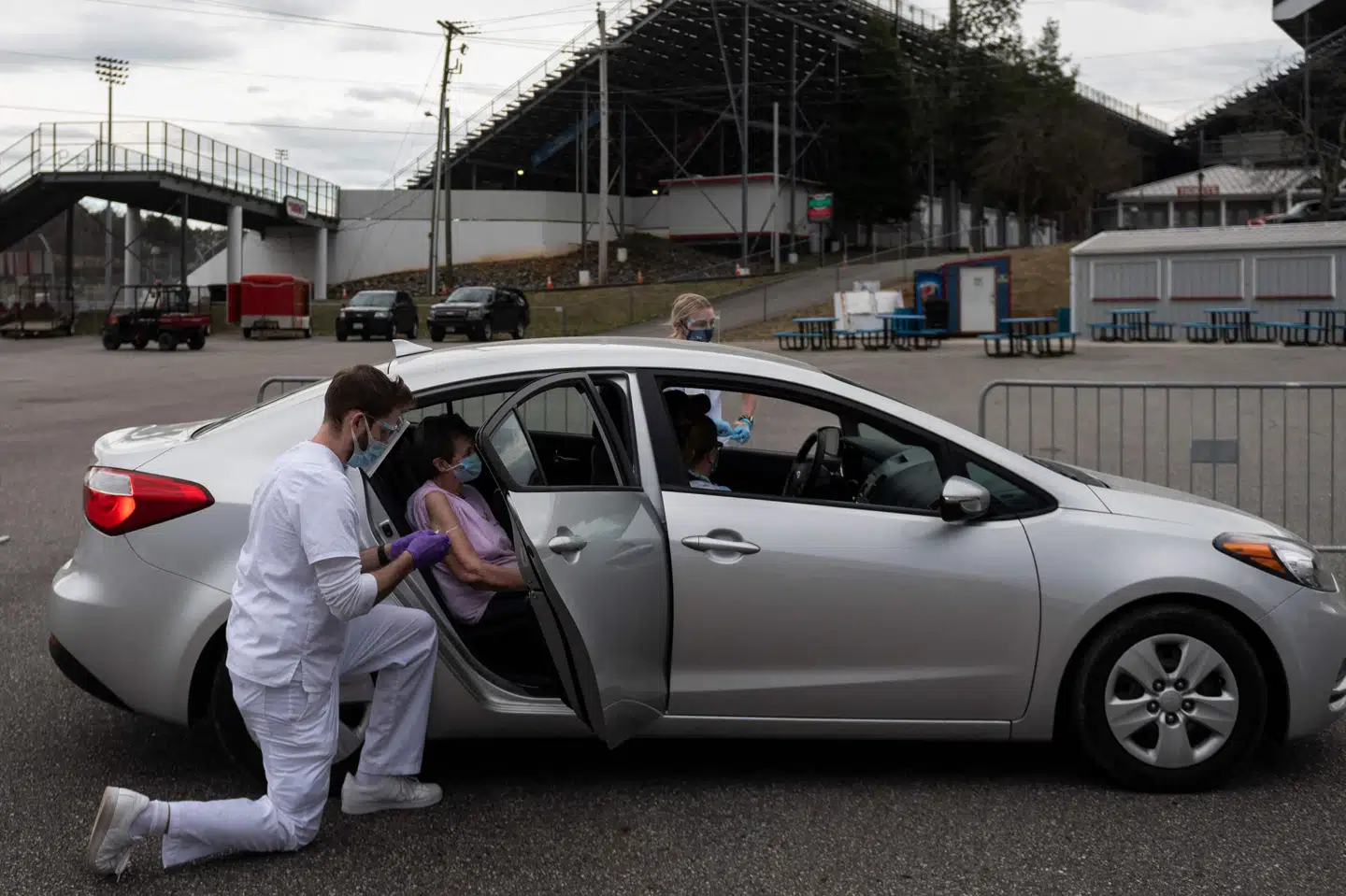 En sygeplejestuderende giver en coronavaccination ved et drive-in-vaccinationscenter i Ridgeway, Virginia. Selv om Biden-administrationen har sat skub i vaccinationerne landet over, kommer USA ikke til at nå det mål, præsidenten oprindeligt havde fastsat. (Arkivfoto) Andrew Caballero-Reynolds/Ritzau Scanpix