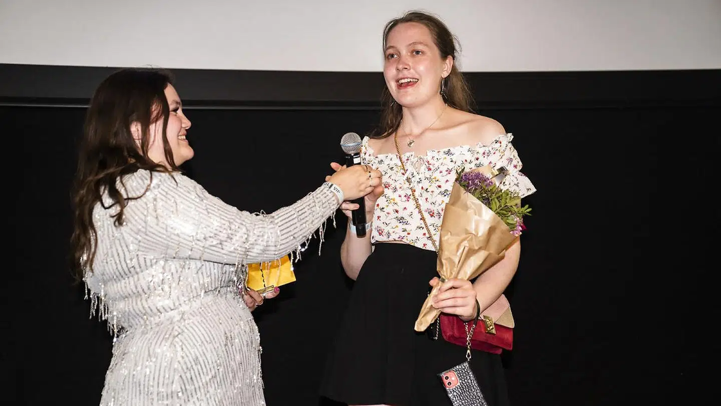 'Årgang 0'-stjernerne Stephanie Siguenza og Rachel Ellebye på scenen til Reality Awards 2021.