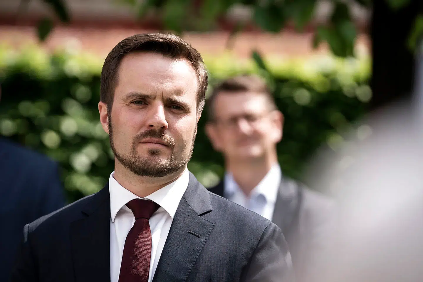 Erhvervsminister Simon Kollerup (S) til doorstep. Erhvervsminister Simon Kollerup, kulturminister Joy Mogensen, social- og ældreminister Astrid Krag samt aftalepartierne holder doorstep om sommer- og erhvervspakken i København fredag den 4. juni 2021.. (Foto: Emil Helms/Ritzau Scanpix)