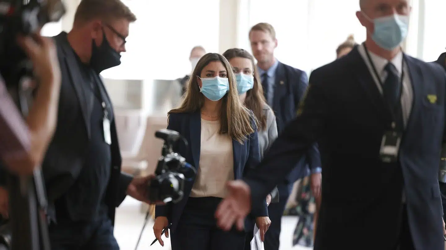 Vänsterpartiets partileder Nooshi Dadgostar på vej til pressemøde efter at have væltet Sveriges socialdemokratiske regering mandag formiddag