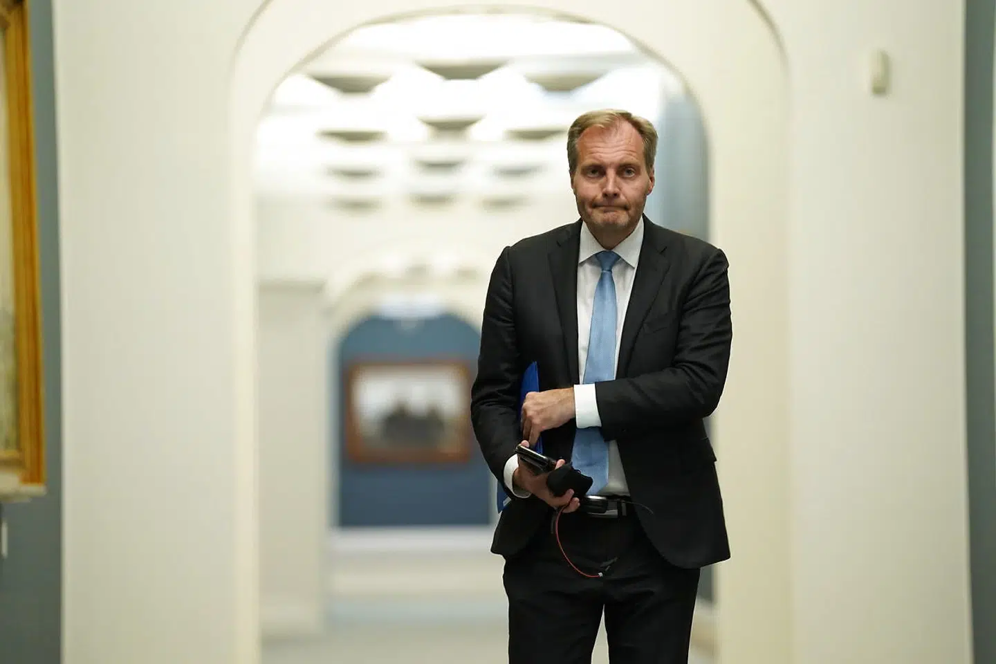 Dansk Folkepartis retsordfører, Peter Skaarup, mener, at regeringen har svigtet i kampen mod banderne.
