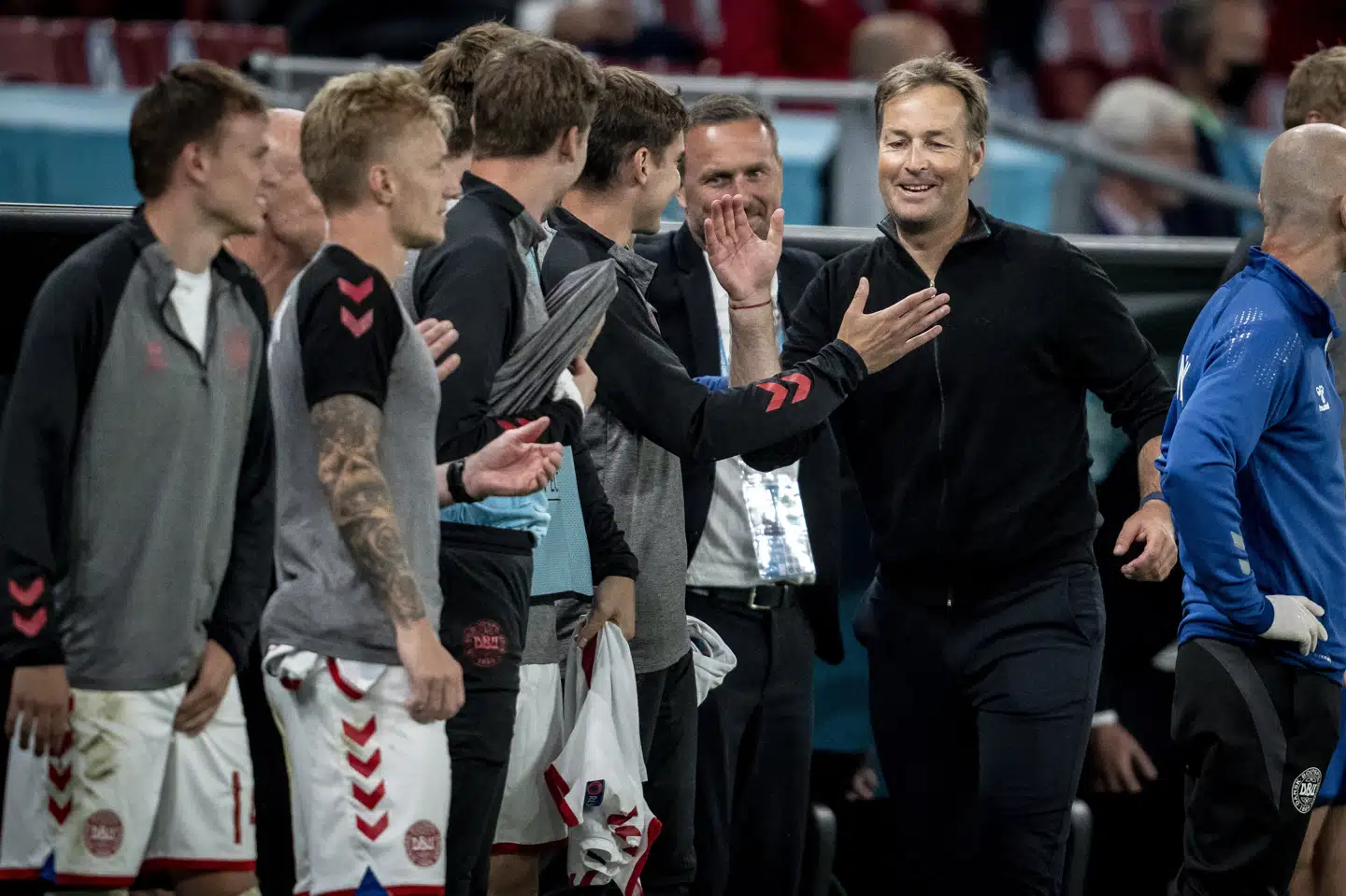 Kasper Hjulmand lykønsker her flere spillere med sejren over Rusland. Mads Claus Rasmussen/Ritzau Scanpix