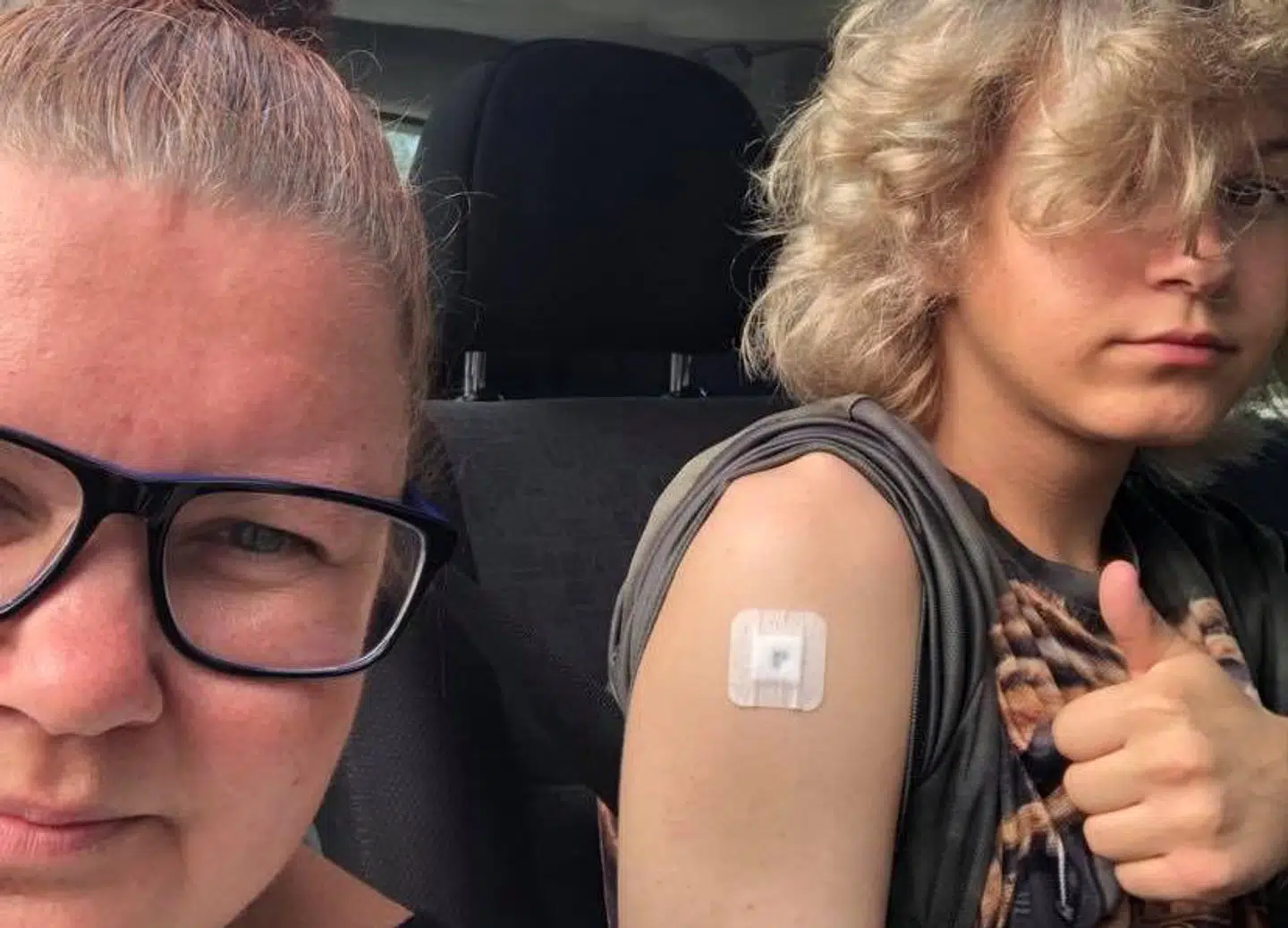 Tanja ses her sammen med sin søn, der mandag fik HPV-vaccine gratis. Foto: Privat.