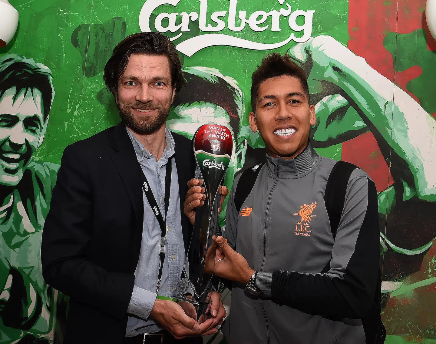 Thomas Skov overrækker 'man of the match-trofæet' til Roberto Firmino efter en Champions League-semifinale i 2018 på Anfield i Liverpool