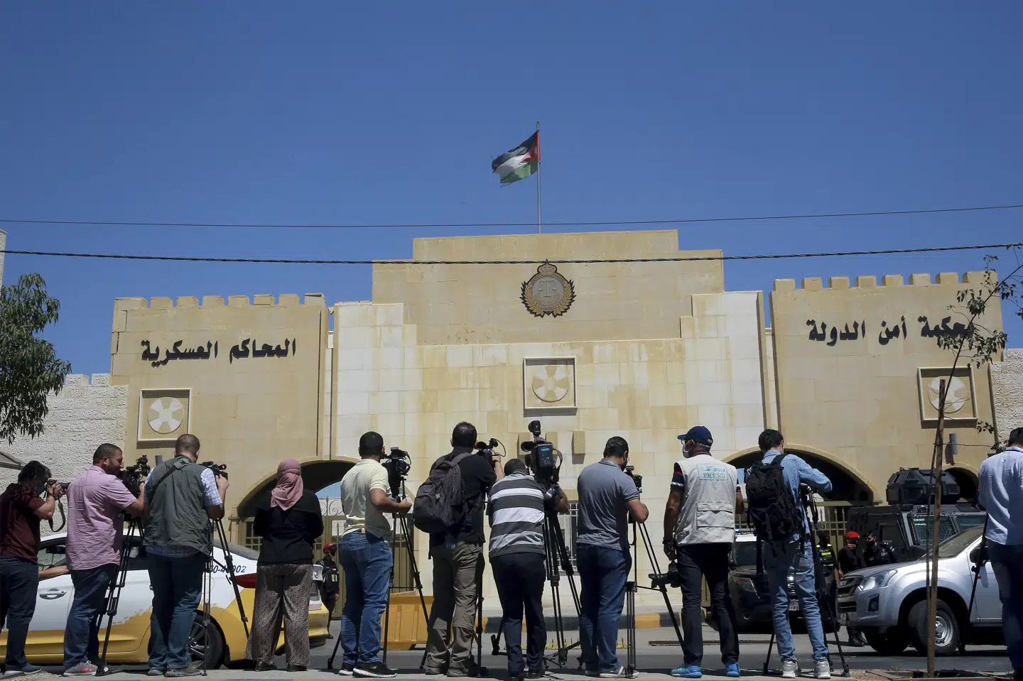Et stort antal journalister var forsamlet udenfor den særlige sikkerhedsdomstol i Jordans hovedstad, Amman, hvor retssagen mod en tidligere kongelig rådgiver og en fjern slægtning til kong Abdullah mandag gik i gang. De to er tiltalt for at have forsøgt at destabilisere det mellemøstlige kongedømme. Raad Adayleh/Ritzau Scanpix