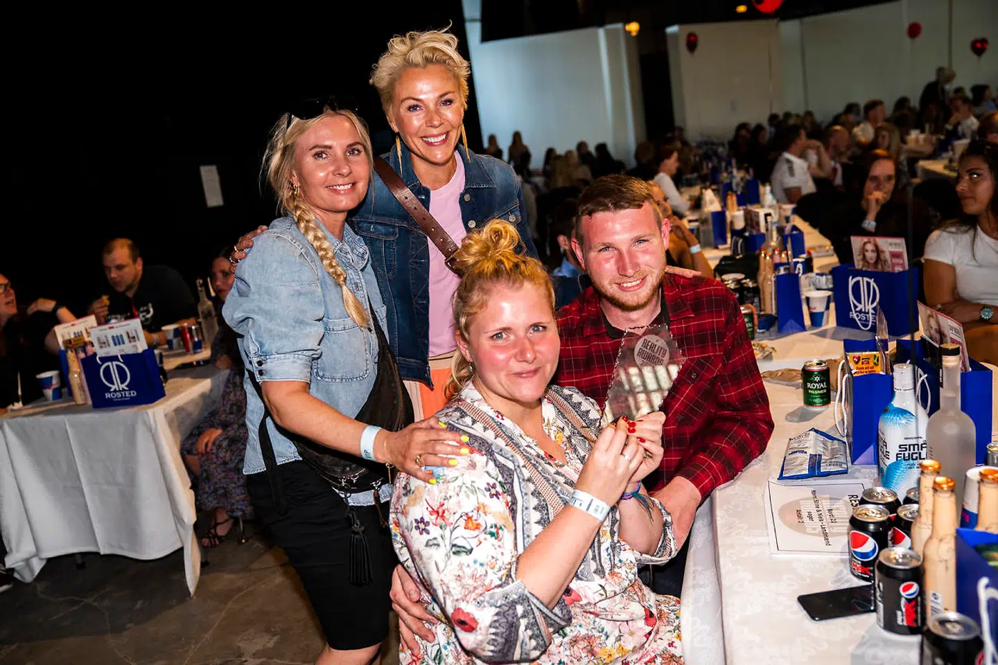 Stine og Niels vandt prisen for 'Årets par' til Reality Awards 2021. Her viser de prisen frem med tv-vært Lene Beier i baggrunden. Hun står i spidsen for 'Landmand søger kærlighed', som førte parret sammen.