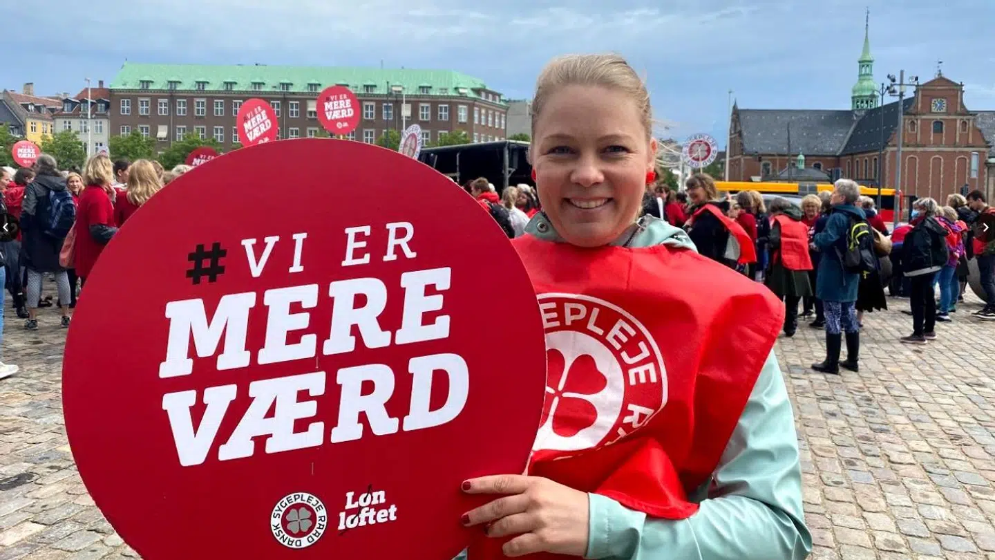 Isabel var sammen med en masse andre sygeplejersker mødt op foran Christiansborg for at demonstrere mod den lave løn i sygeplejefaget. Foto: Rasmus Egeris