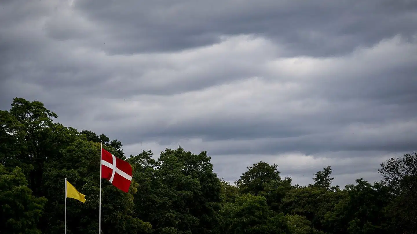 Arkivfoto fra Bellevue Strand i Klampenborg. Den næste måned byder både på solskin og perioder med regn og byger.