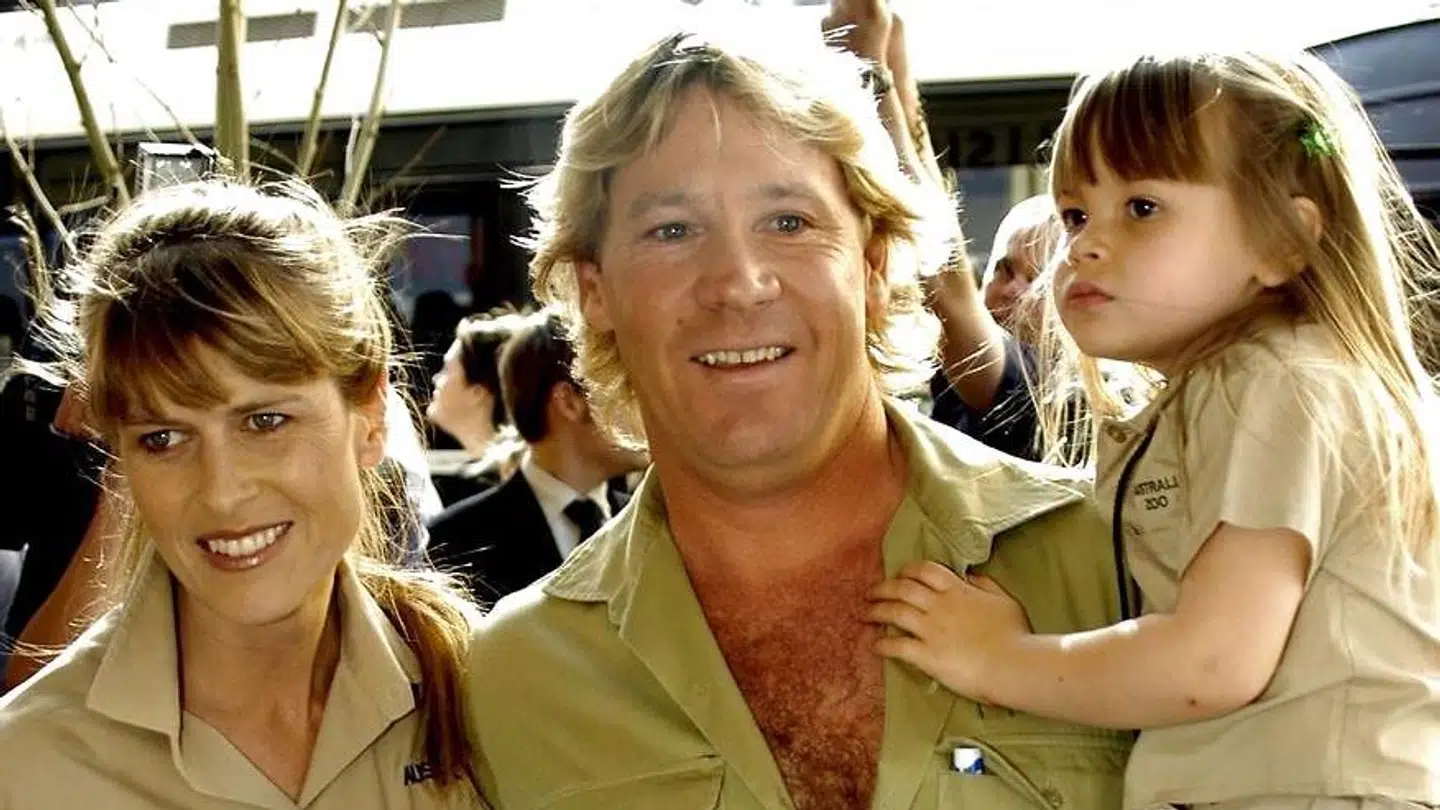 Steve Irwin var altid meget stolt af sin datter, som han her bærer på armen.