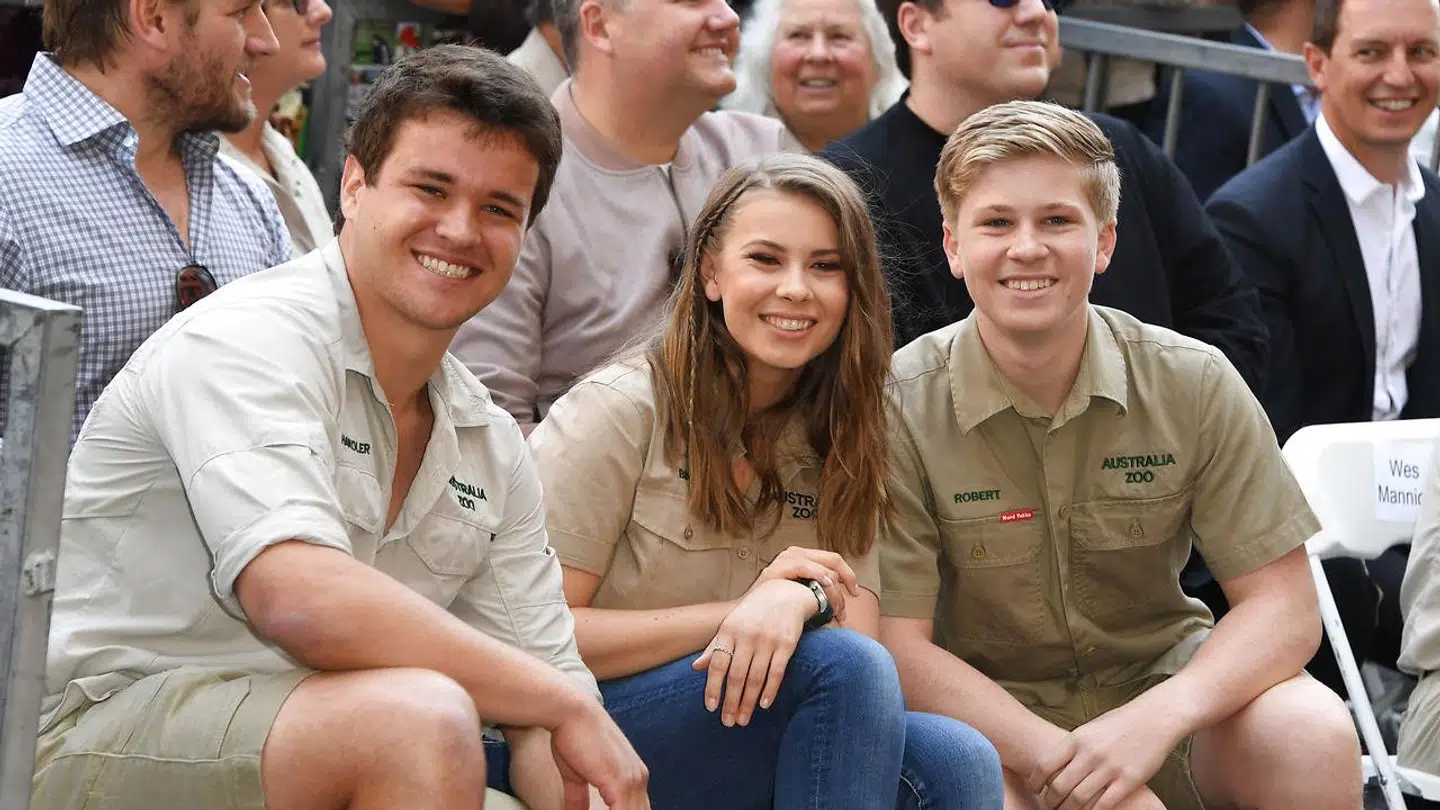Bindi Irwin med sin mand, Chandler Powell (tv) samt sin bror, Robert (th).