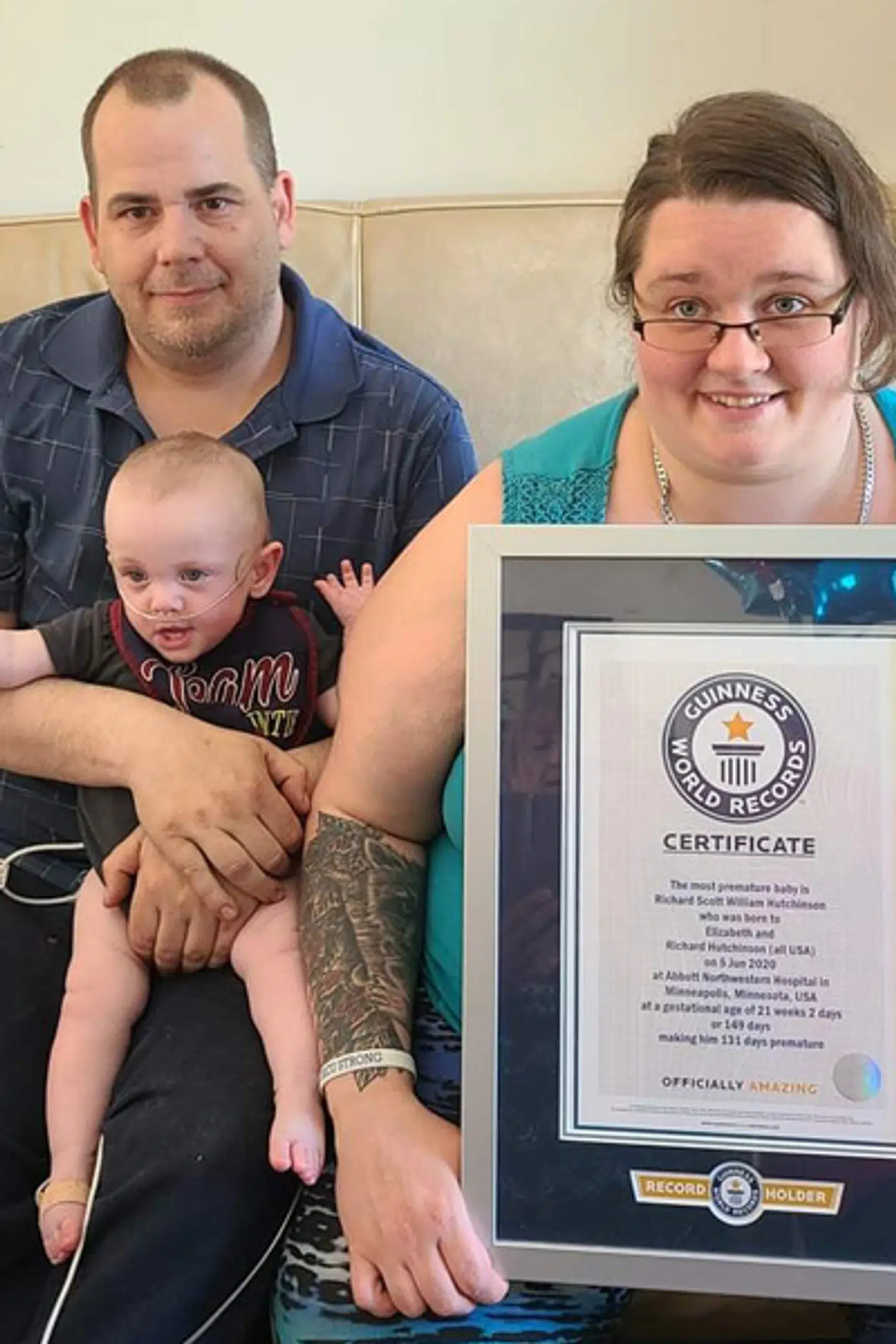 Rick og Beth Hutchinson sammen med Richard og beviset fra Guinness Rekordbog.