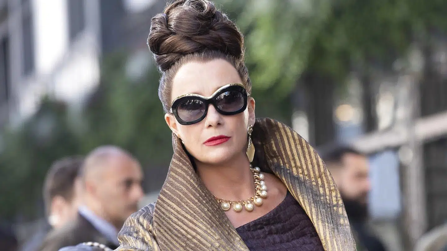 Emma Thompson iført solbrillerne i filmen 'Cruella'.