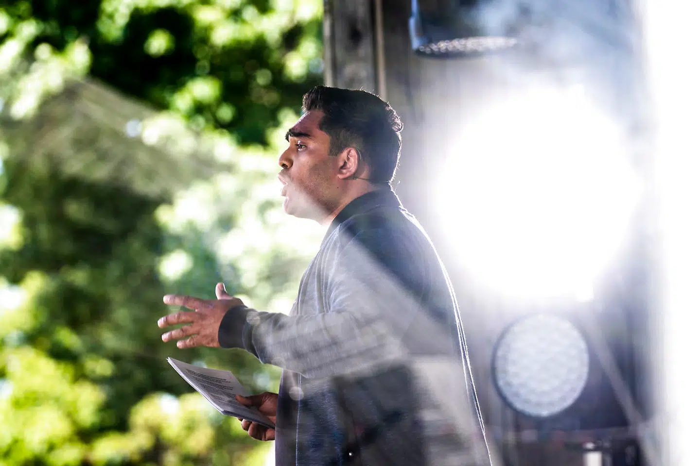 Politisk leder for Frie Grønne, Sikandar Siddique, holder partiledertale fra Hovedscenen på Folkemødet i Allinge, torsdag den 17. juni 2021.. (Foto: Ida Marie Odgaard/Ritzau Scanpix)