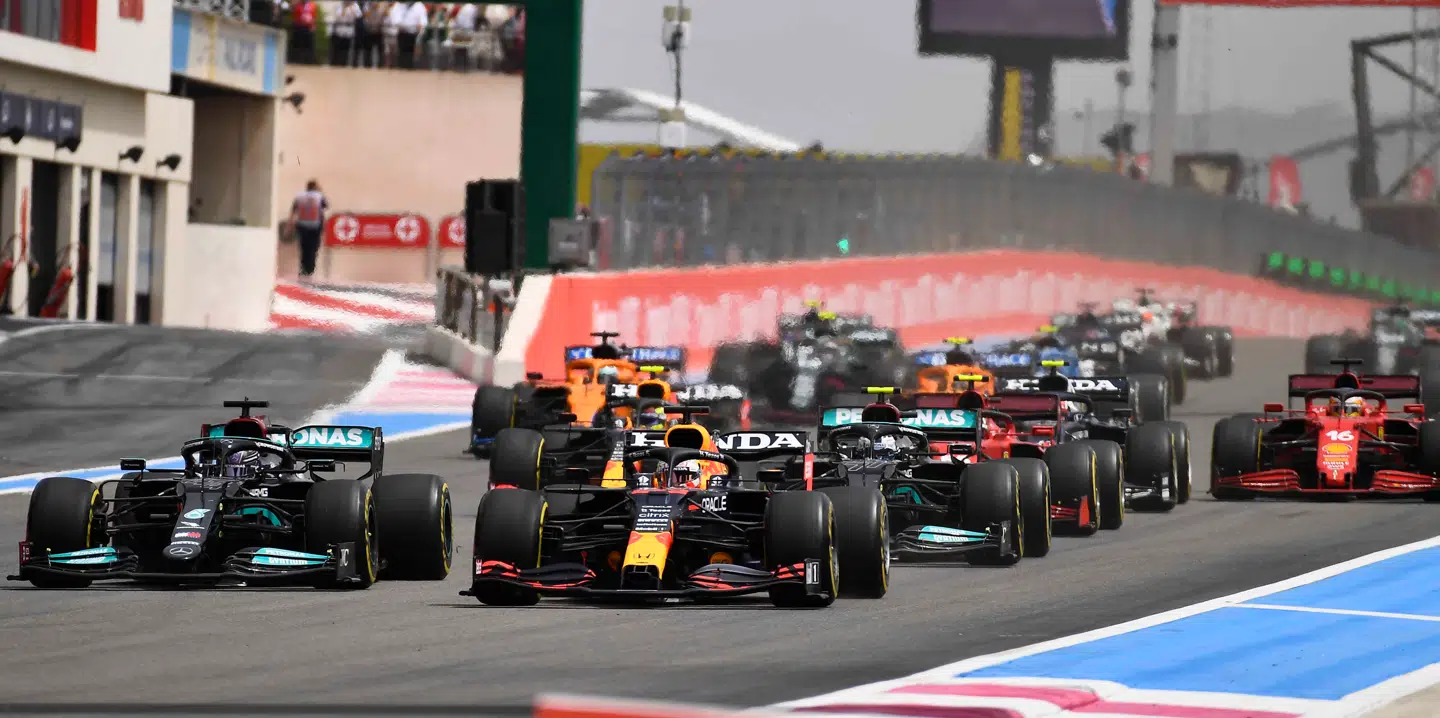 Max Verstappen (Red Bull - t.h.) og Lewis Hamilton (Mercedes) side om side på de første meter af Frankrigs Grand Prix.