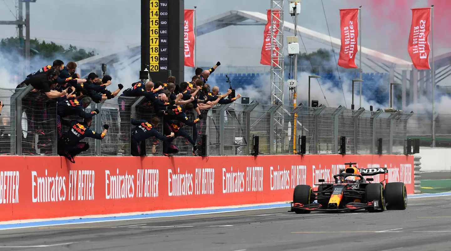 Red Bull-mekanikerne jubler mens Max Verstappen krydser målstregen som vinder af Frankrigs Grand Prix