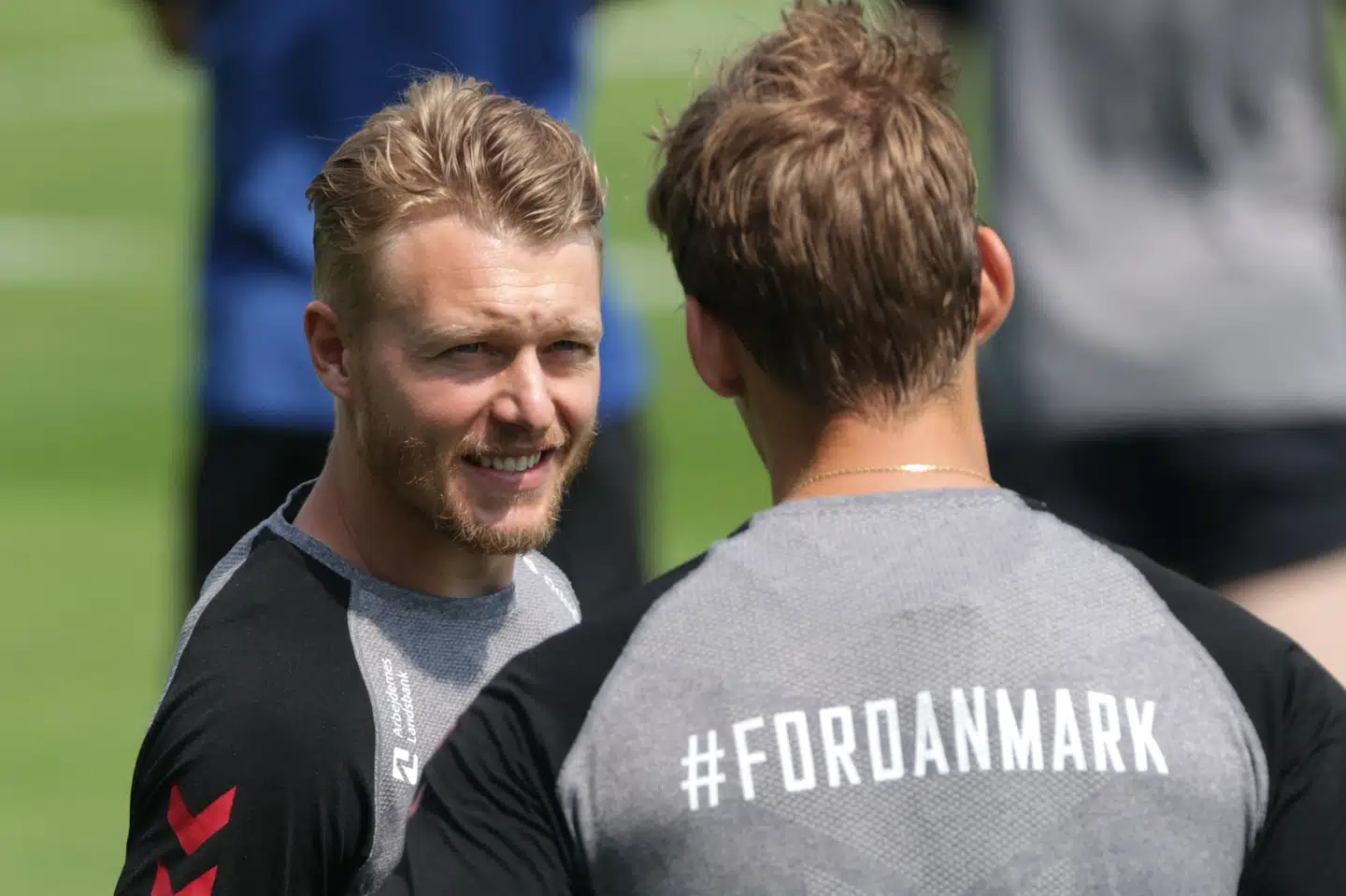 Smilet er kommet tilbage hos Simon Kjær, der ikke var i stand til at gennemføre EM-premieren mod Finland efter Christian Eriksens kollaps. Hannah Mckay/Reuters