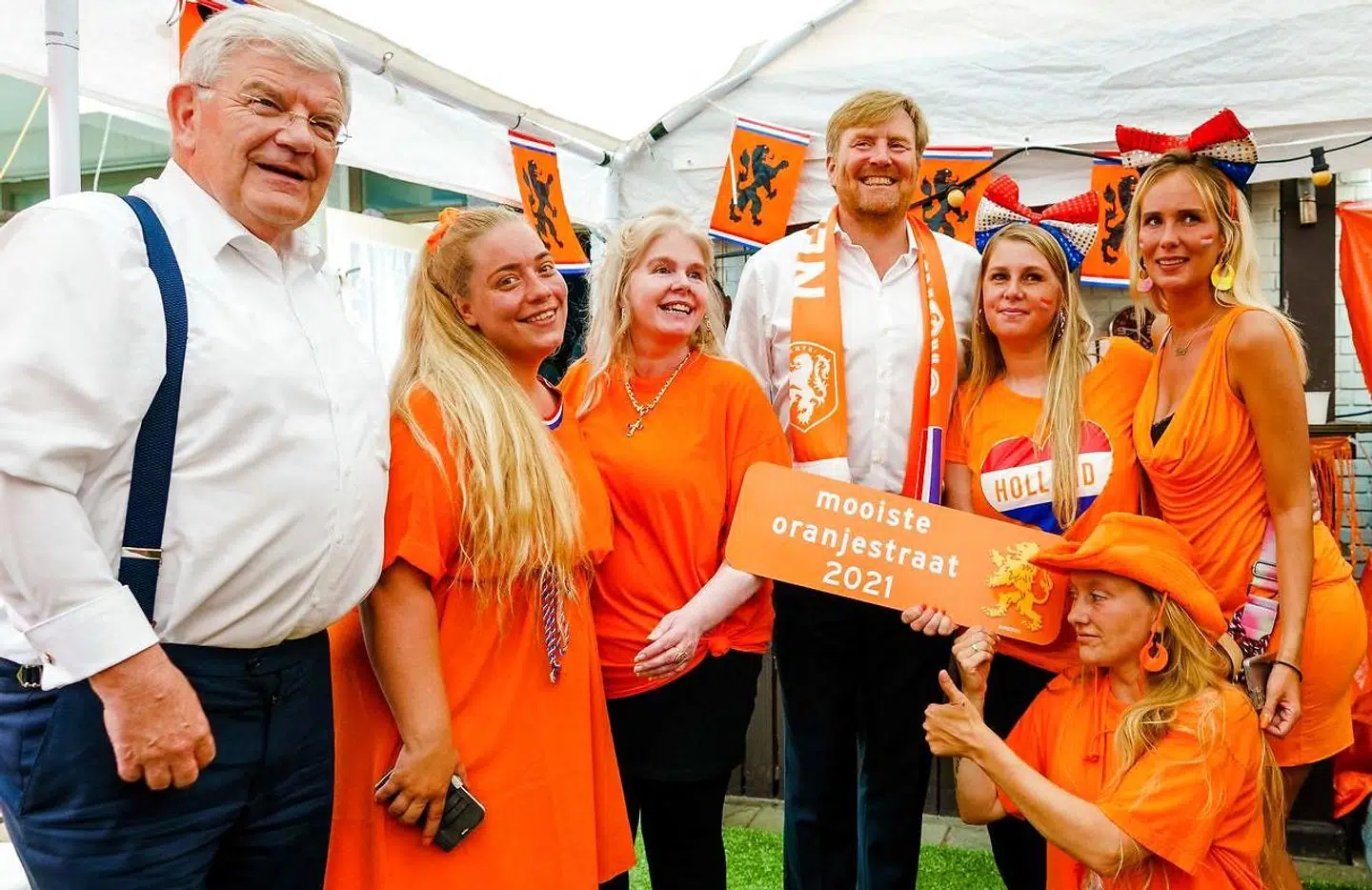 Der blev både krammet og givet hånd, da kong Willem-Alexander var på besøg i gaden Marktweg i byen Haag, som netop havde vundet den EM-relaterede konkurrence som Den smukkeste orange gade i Holland.