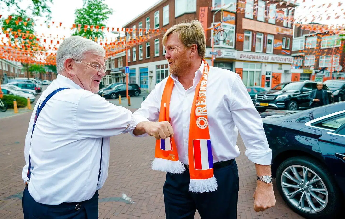 Borgmester Jan van Zanen fik en hilsen med albuen af kong Willem-Alexander, der desværre glemte den coronavenlige hilsen senere på aftenen.