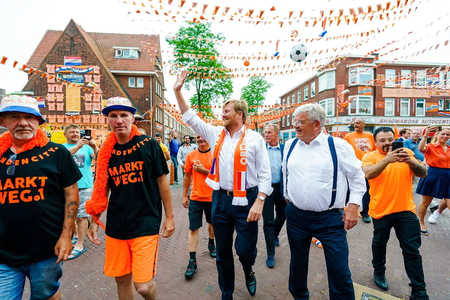 Den hollandske kong Willem-Alexander havde iført sig sit landsholdstørklæde, da han kom på uanmeldt besøg og overraskede beboerne på Marktweg-gaden i Haag.