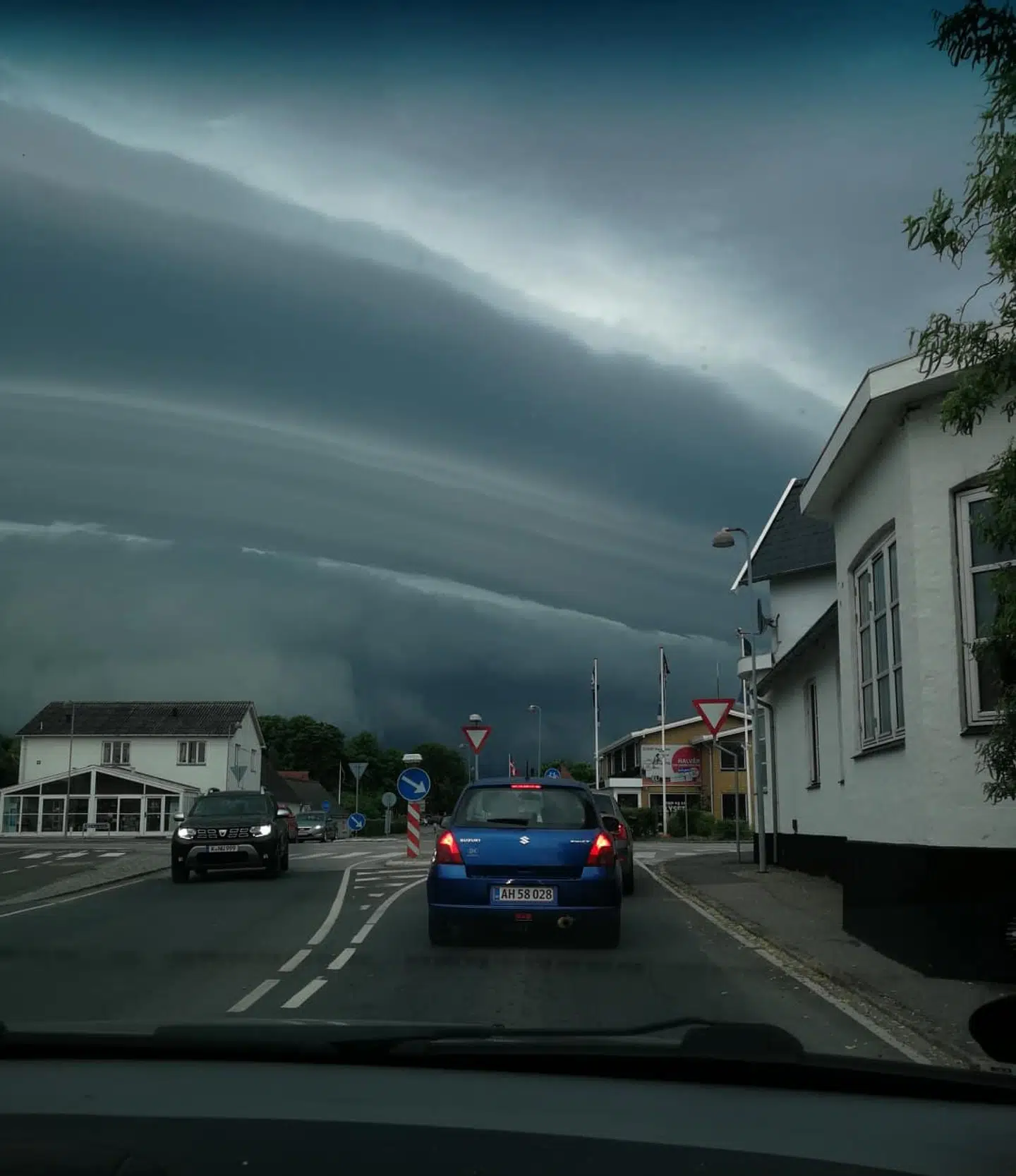 Kira Madsen tog dette foto på vej til arbejde. De mørke skyer udløste en skypumpe kort før middag.