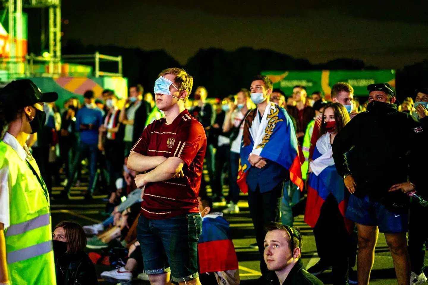 Russiske fans ser på kampen mellem Rusland og Belgien den 13. juni 2021.