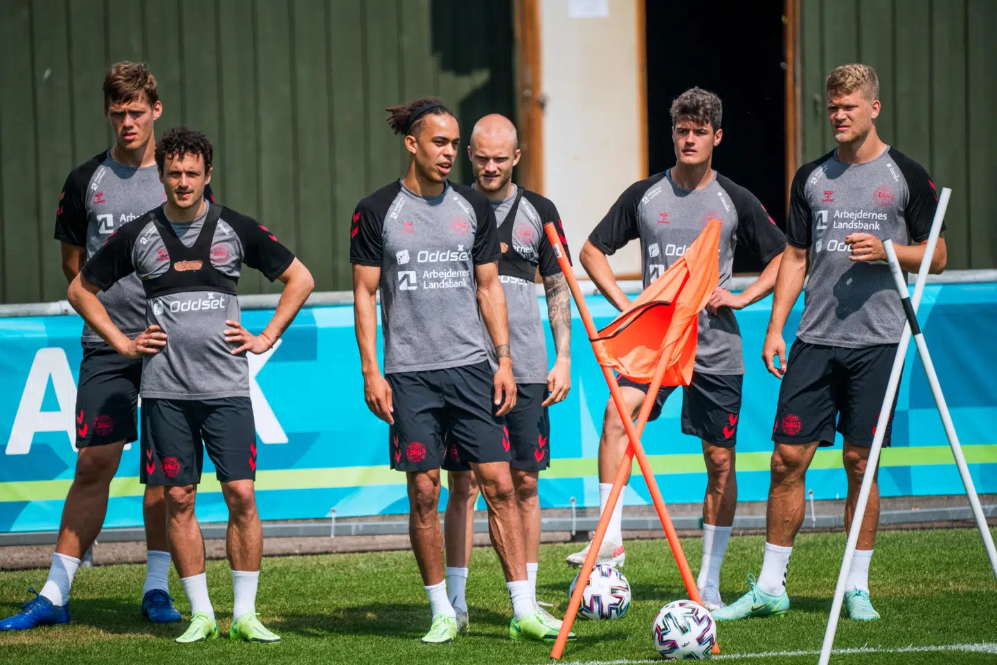 Christian Nørgaard (nummer to fra højre) og de øvrige danske spillere trænede lørdag for næstsidste gang inden opgøret mod Rusland. Jonathan Nackstrand/Ritzau Scanpix