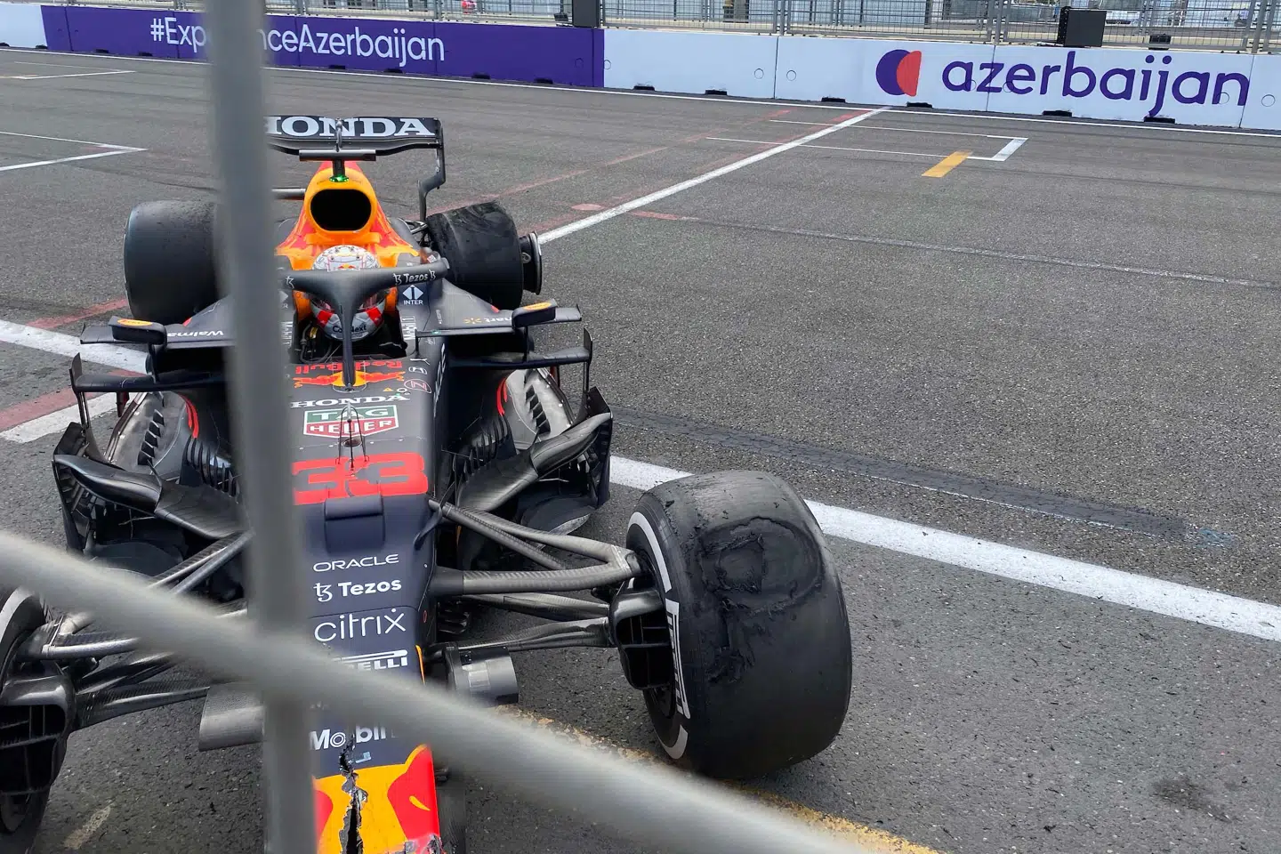 Max Verstappen crashede med tæt på 300 km/t da han bagdæk kollapsede i det seneste grandprix i Azerbaijan.